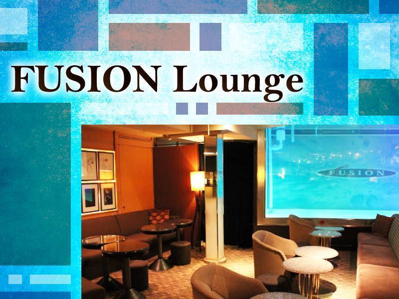 FUSION Lounge
茶色のソファーとテーブルに、高級感のある青い水槽があります。