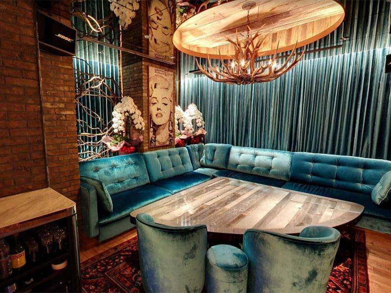青いフロア
マリリンモンローか何かの絵が飾られている
テーブルは木目調でオシャレ
壁側に胡蝶蘭と流木らしきものが飾られている
シャンデリアが鹿の角の集合体っぽい